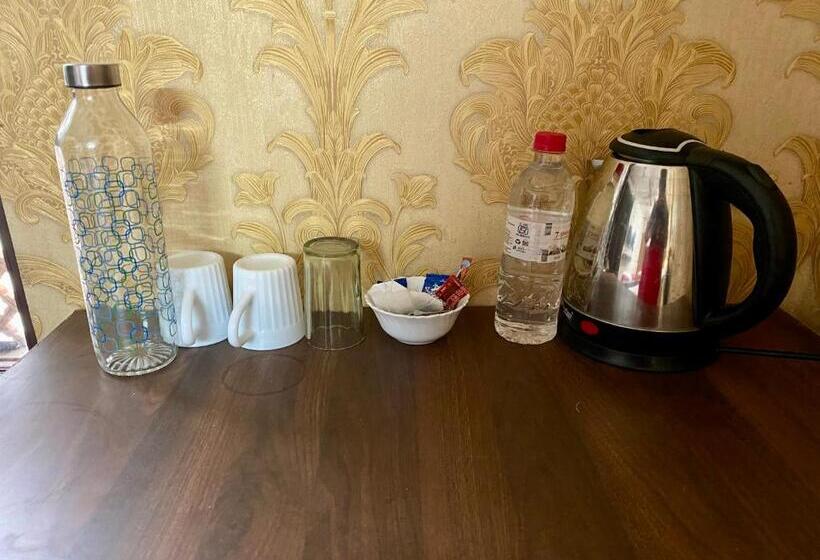 Отель The Mallard, Srinagar