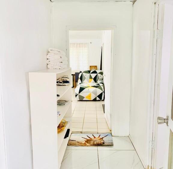 پانسیون Tonga Cottage   Triple Room With Shared Facilities