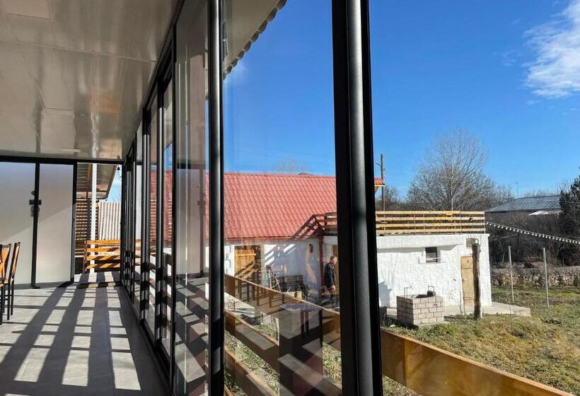 הוסטל H White House