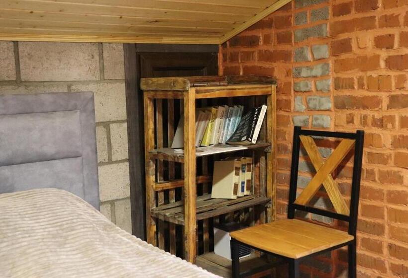 הוסטל H White House