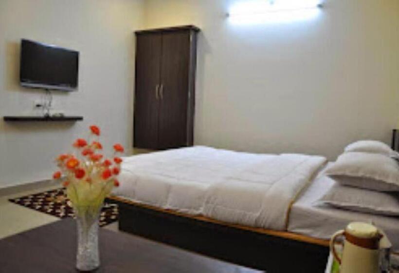 בית מלון כפרי Om Executive, Satara