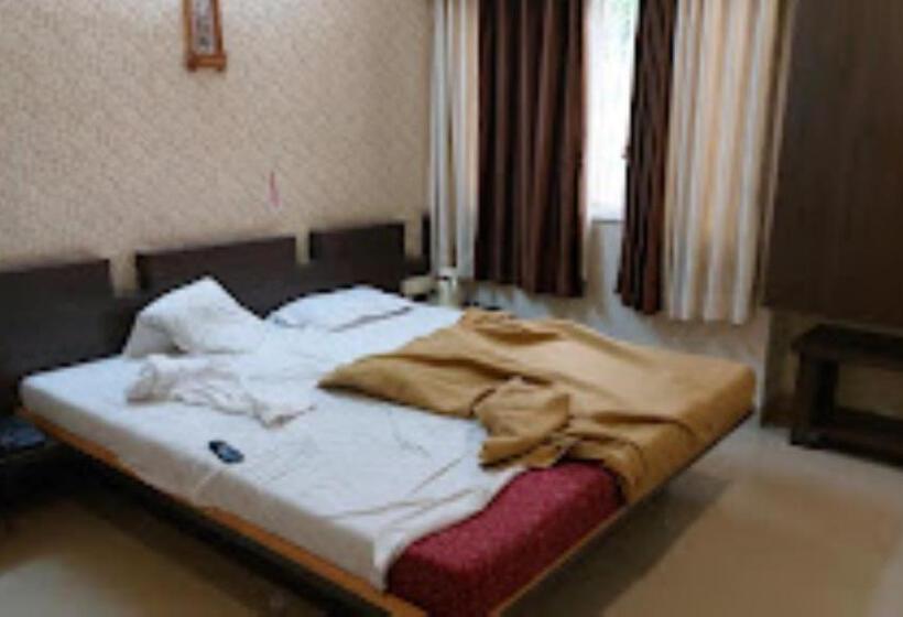 בית מלון כפרי Om Executive, Satara