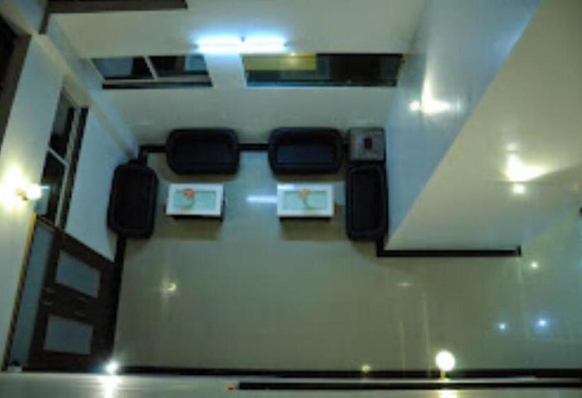 בית מלון כפרי Om Executive, Satara