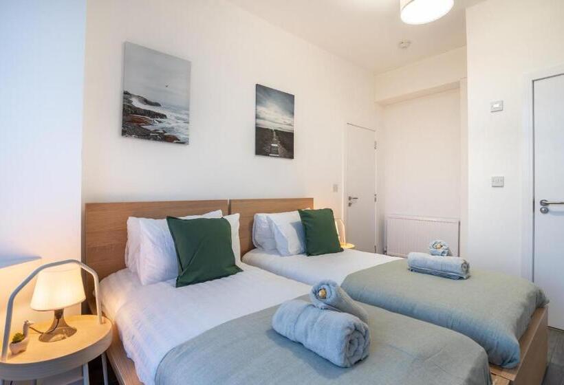 `isimi Luxurious 4 Bed 4 En Suite House Cumbria