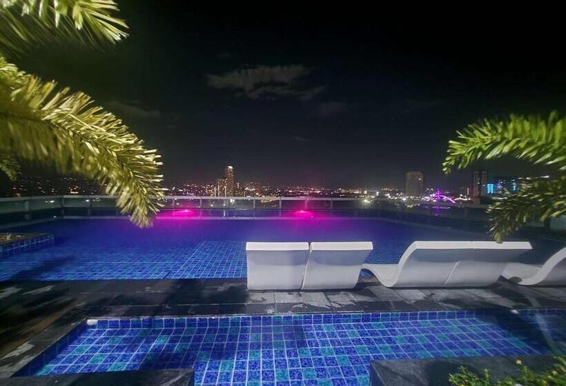 Queen Bed, Sauna, Gym & Captivating Views