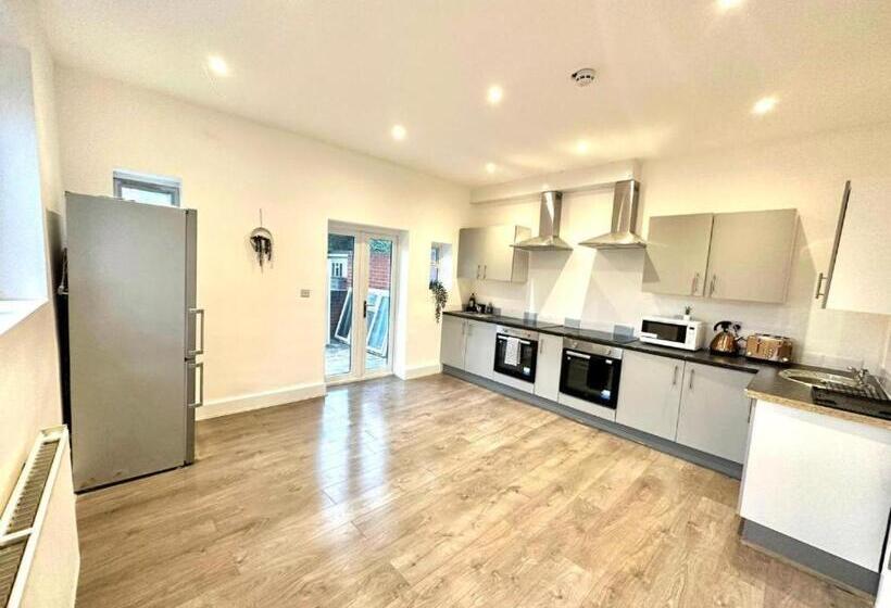 펜션 Hounslow Suites   Tw3