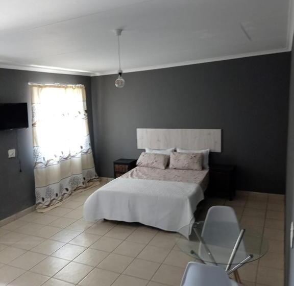 פנסיון Zihlalele 24hours Guest House