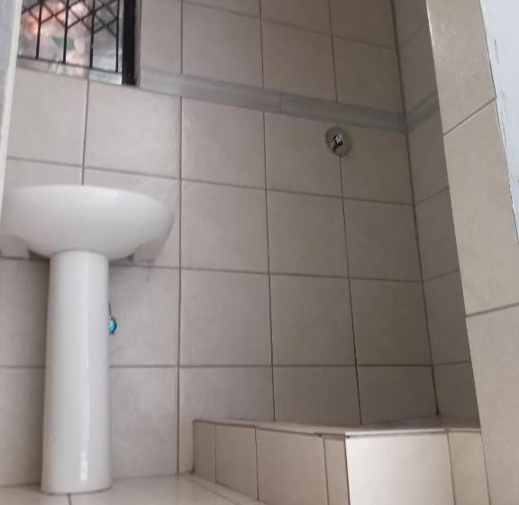 פנסיון Zihlalele 24hours Guest House