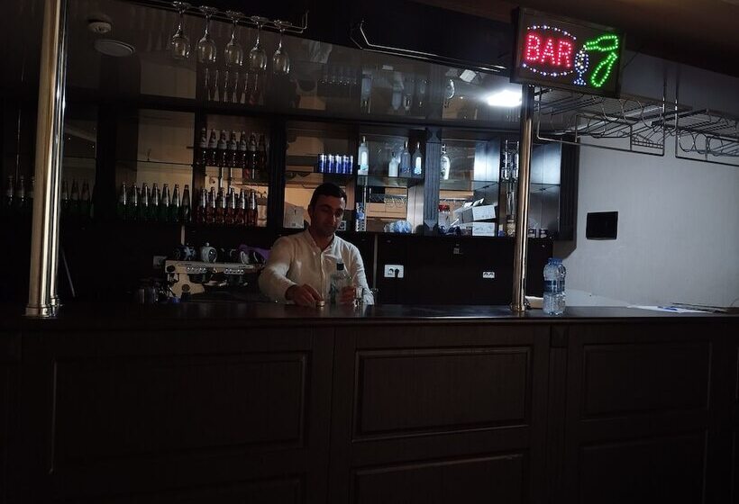 בית מלון כפרי Continent