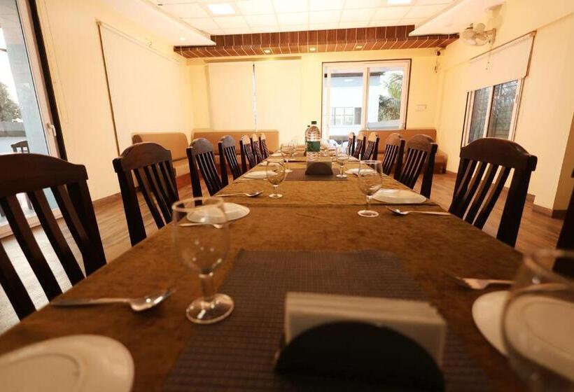 فندق Sharveen Classic Inn