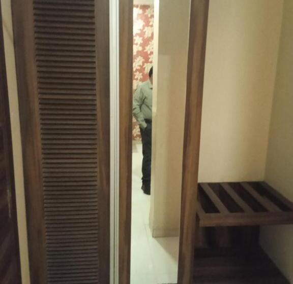فندق Sharveen Classic Inn