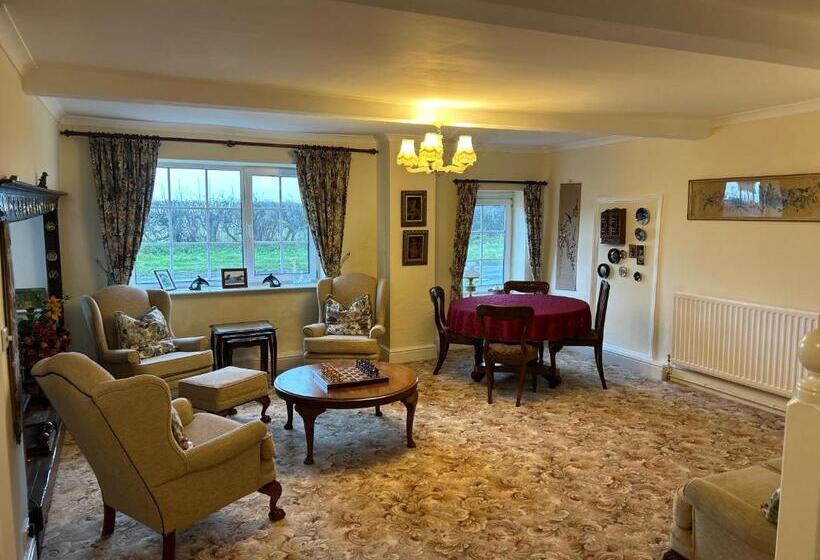 بنسيون Lucy Cross Guest House