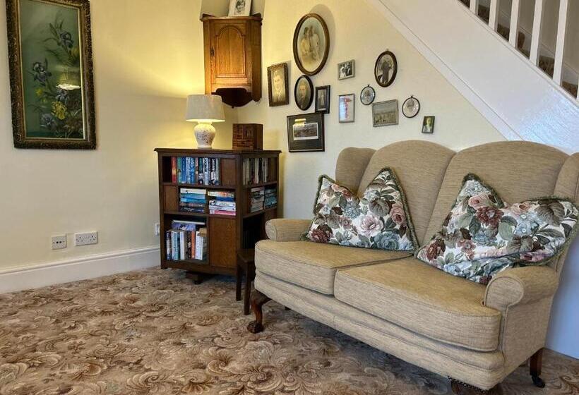 بنسيون Lucy Cross Guest House