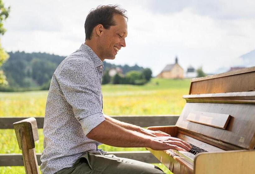 هتل Schloss Lerchenhof