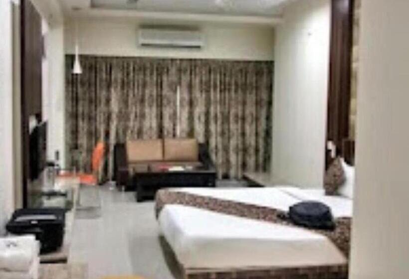 ホテル New Regal Palace Jalgaon