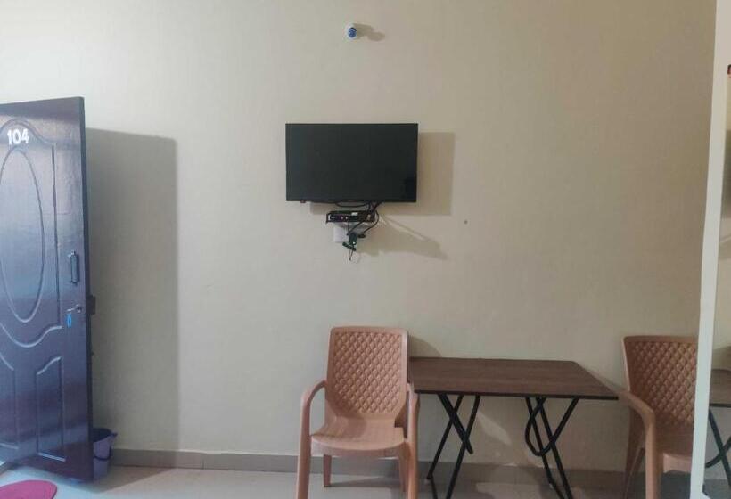 בית מלון כפרי Oyo Navarang Boarding And Lodging