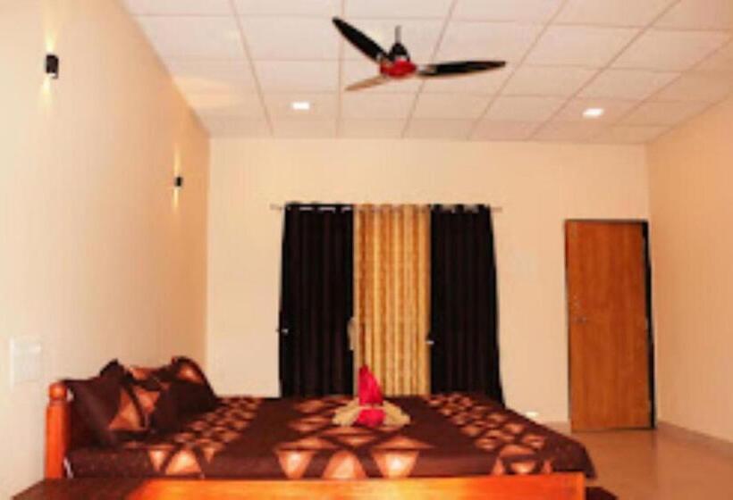 酒店 Rehoboth Resort, Malvan