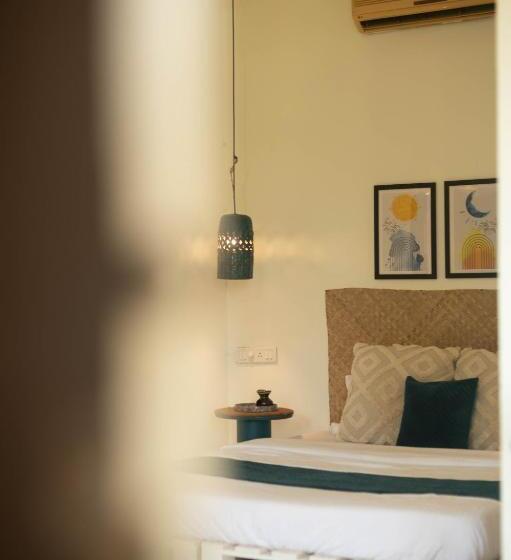 فنادق الكبسولة Zente Cafe & Stays