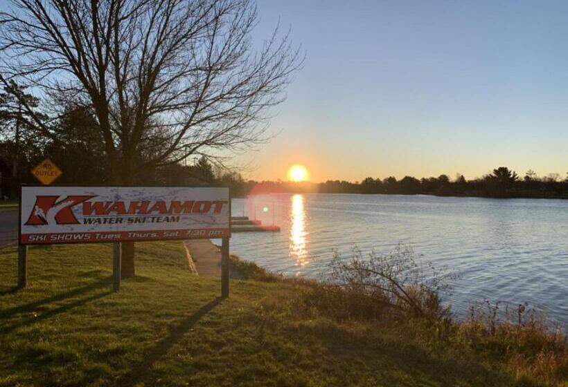 فندق Bridge Inn Tomahawk   1st Floor,1 King Bed,1 Reclining Chair, Walkout, River View