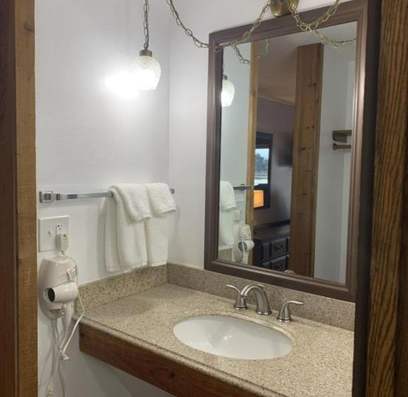 فندق Bridge Inn Tomahawk   1st Floor,1 King Bed,1 Reclining Chair, Walkout, River View