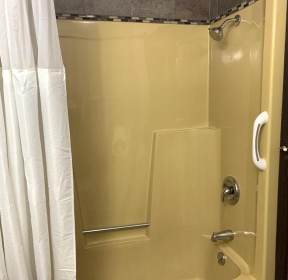 فندق Bridge Inn Tomahawk   1st Floor,1 King Bed,1 Reclining Chair, Walkout, River View