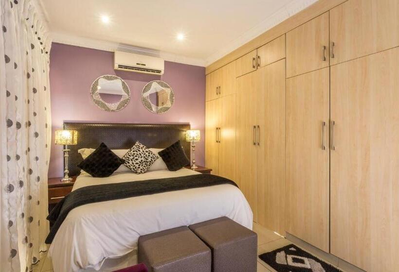 Пансион Room In Guest Room   Ezulwini Guest House   Queen Room With Balcony For 2 Guests In Ballito