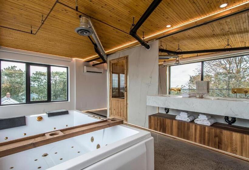 تختخواب و صبحانه Luxury Bnb   Halifax Rooftop