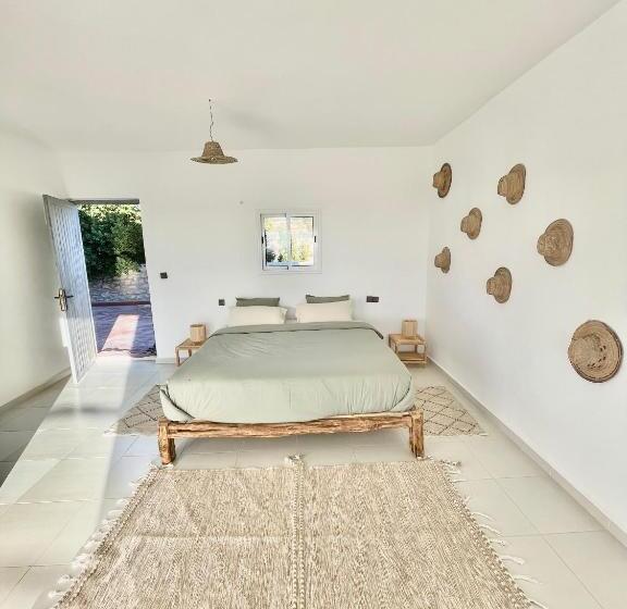 هتل Chill House Surf Camp