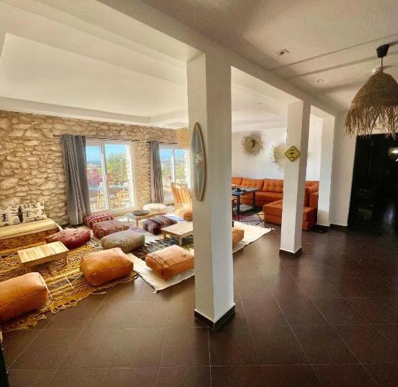 هتل Chill House Surf Camp