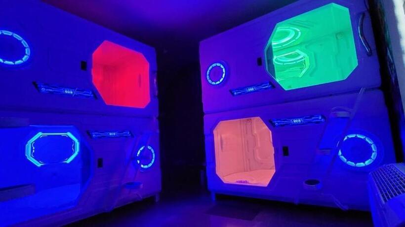 בית מלון כפרי Galactic Star Wars Getaway Sleep Pods For Eight