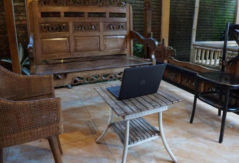 ホテル Oyo 93300 Homestay Puri Anggrek Syariah   Wage