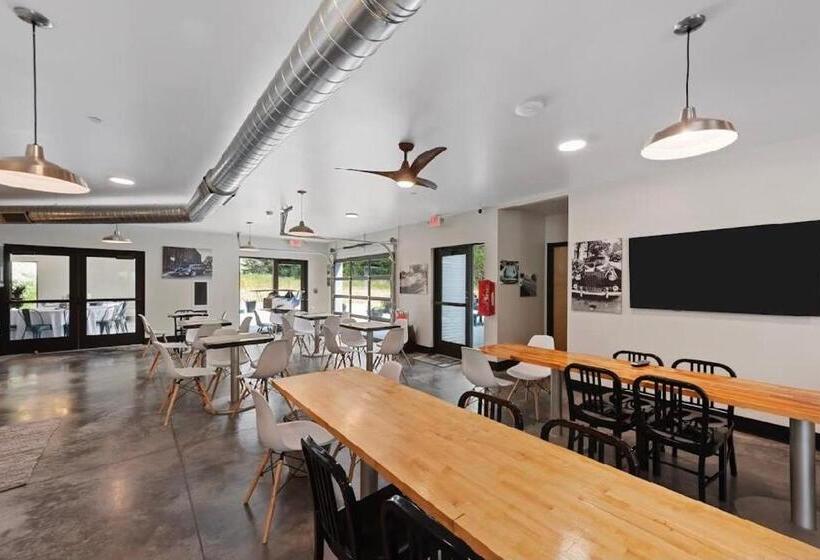 ホテル Yacht One Family Suite Near Hidden Valley Ski