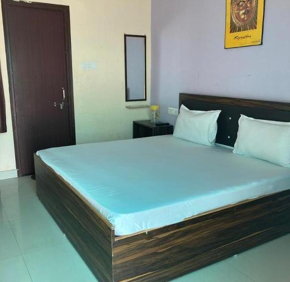 فندق O Girdharwal Resort