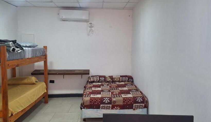 Hostel Mariscal