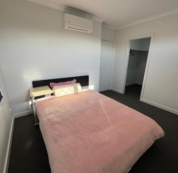 Пансион Brand New Comfortable Room In A Beautiful Suburb