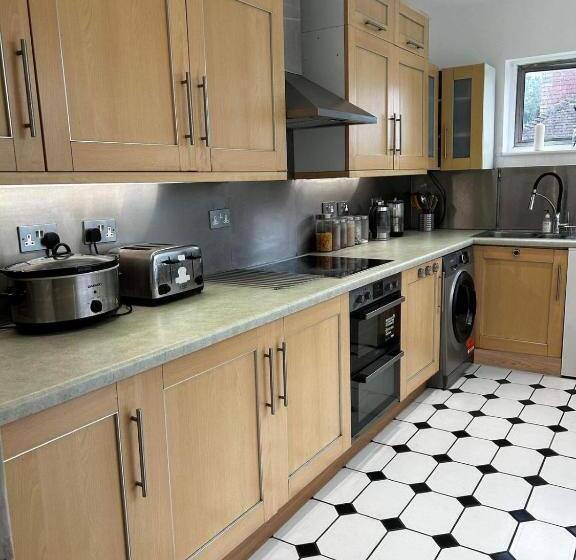Пансион Don T Wake Me Up. South London. Sleeps 6