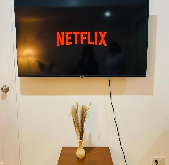 Cozy And Minimalist Room Near Airport