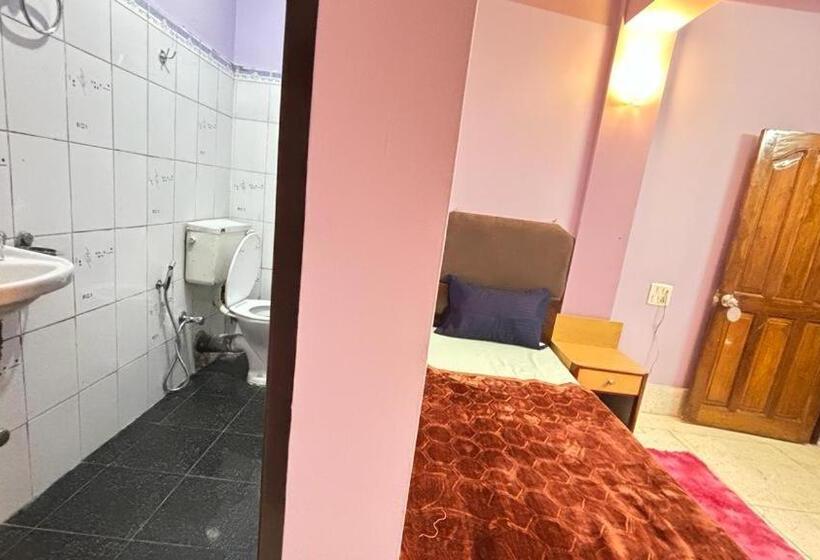 Отель Travellers Inn