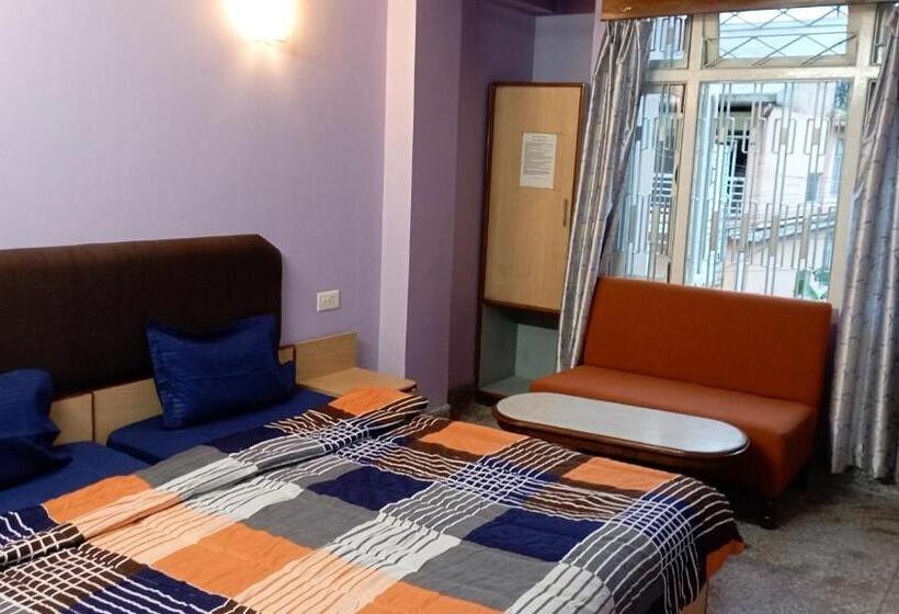 Отель Travellers Inn