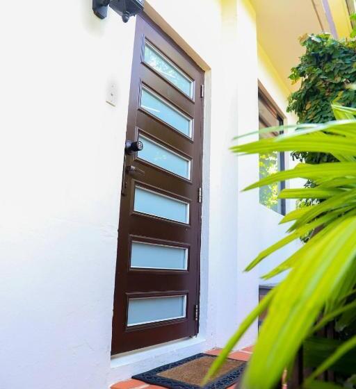 پانسیون Room In Apartment   Pr Pvt Rm 5 Qn Bed Gated Comm Easy Parking