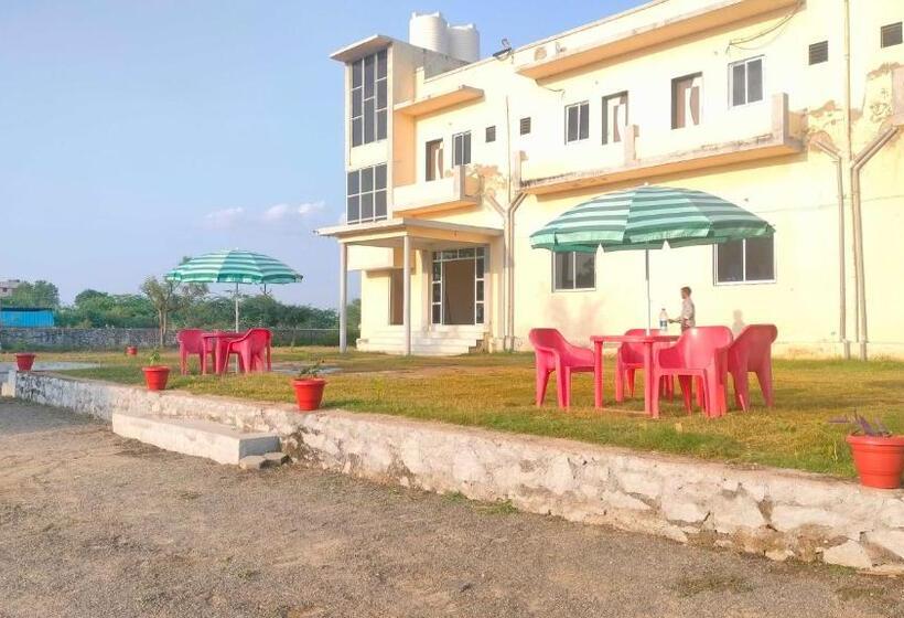 فندق Oyo Royal Palace