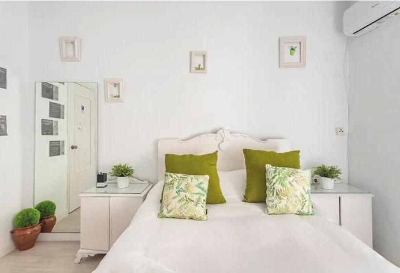 הוסטל Wood&stone Rooms