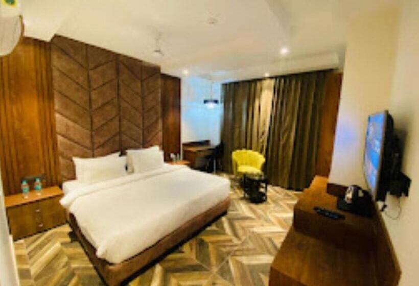 فندق Grand Luxotica Dehradun