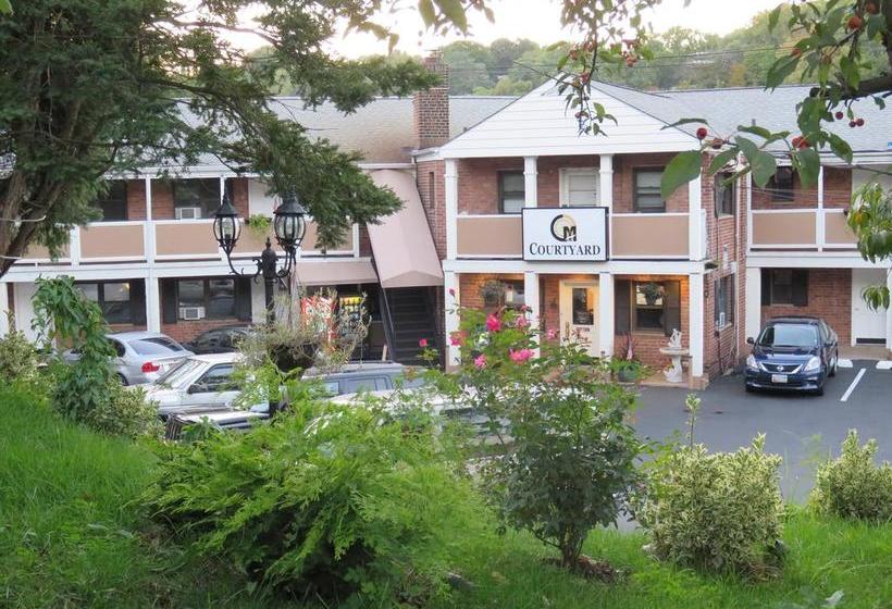Central Motel Courtyard