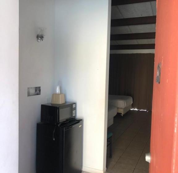 فندق Camelot Waterfront Inn