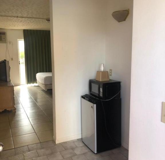 فندق Camelot Waterfront Inn