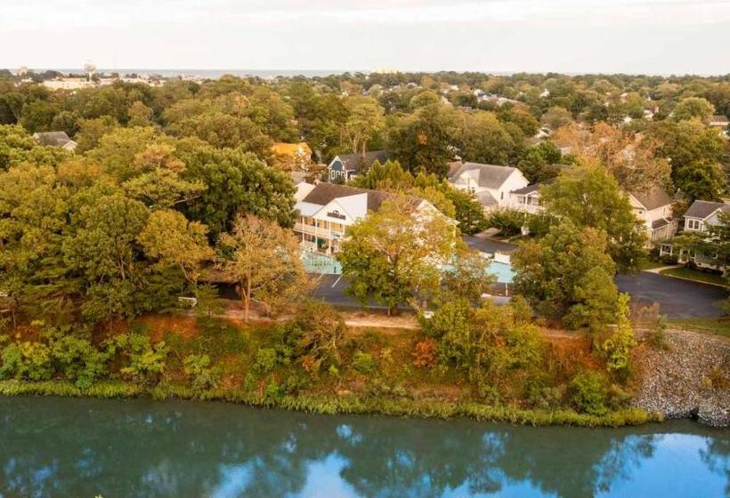 فندق Canalside Inn