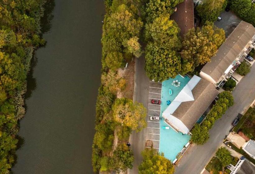 فندق Canalside Inn