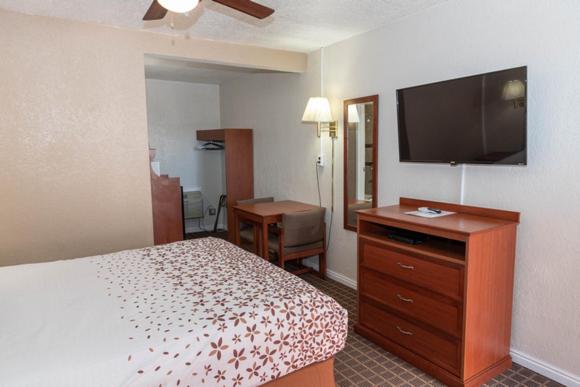 هتل Esquire Inn