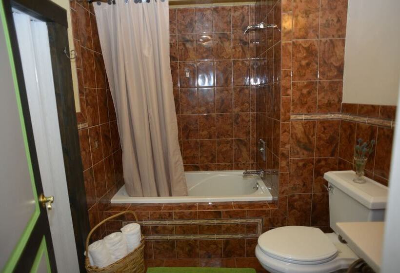 בית מלון כפרי Naomi's Inn Bed & Breakfast